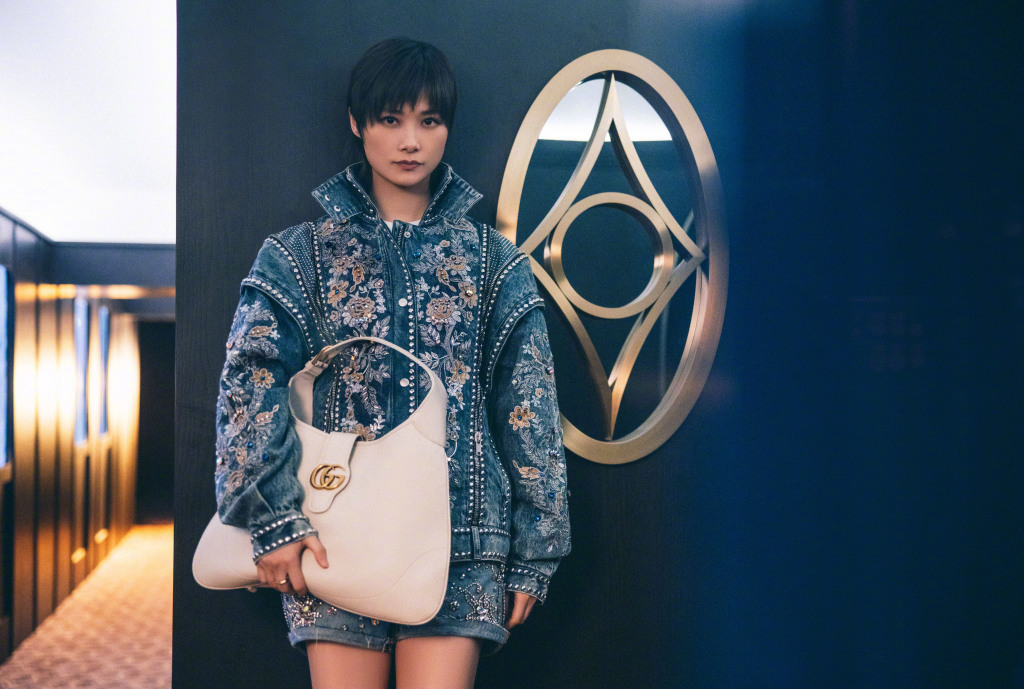 李宇春缀珠刺绣牛仔外套造型时尚写真大秀美腿腔调十足