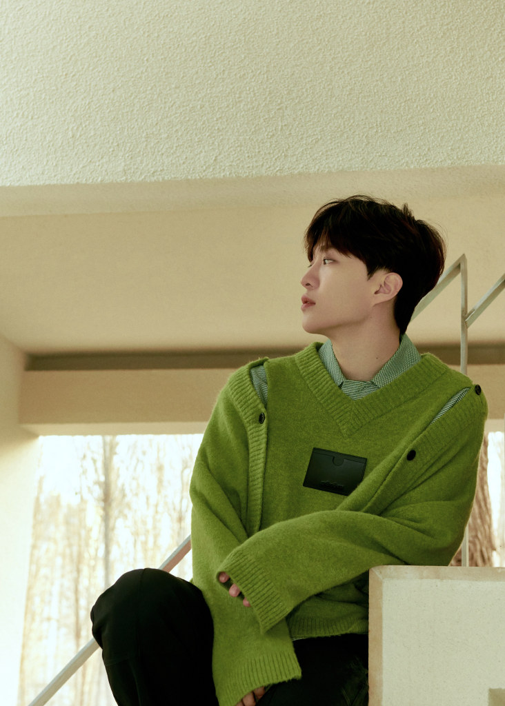 范丞丞出席畅轻品牌直播活动 绿色针织衫造型充满青春活力__财经头条