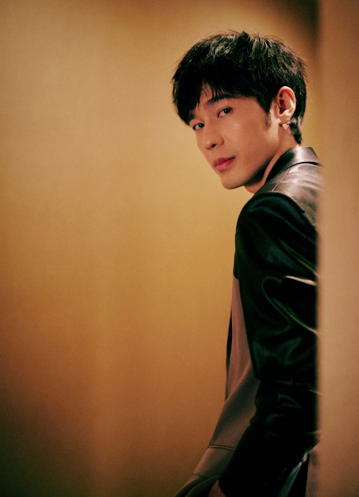 白宇皮质拼接西装光影大片室内视角尽显成熟稳重气质