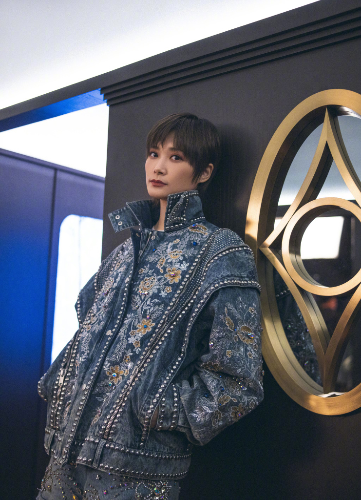李宇春缀珠刺绣牛仔外套造型时尚写真 大秀美腿腔调十足