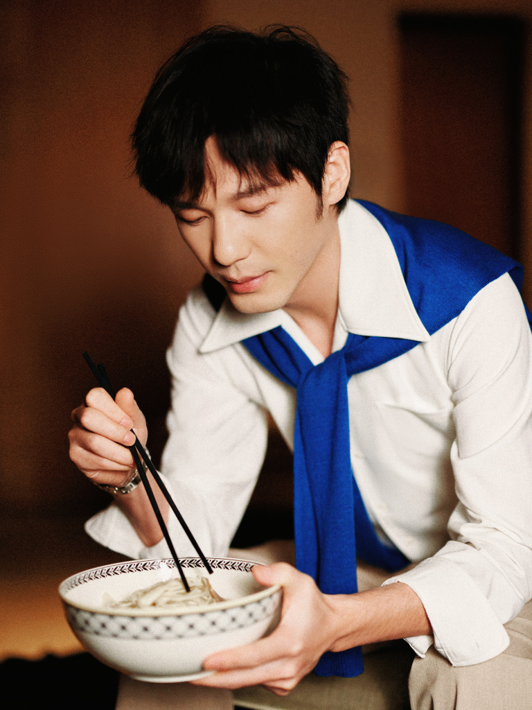 白宇学院风造型写真白衬衫配卡其休闲长裤帅气减龄