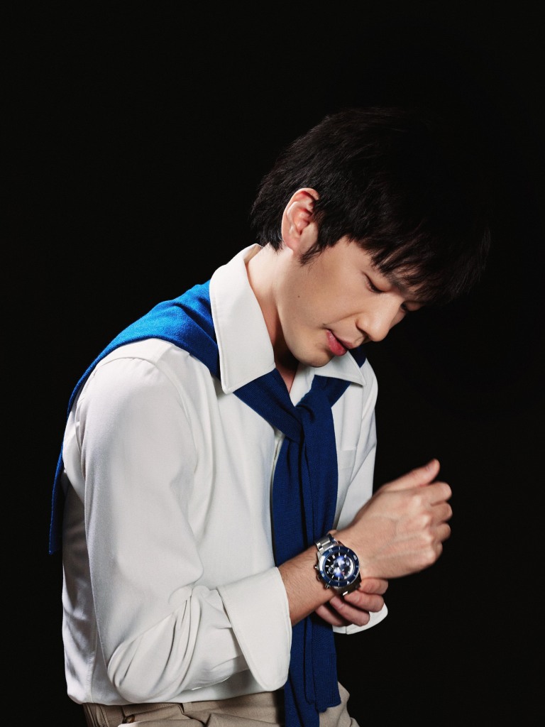 白宇学院风造型写真白衬衫配卡其休闲长裤帅气减龄