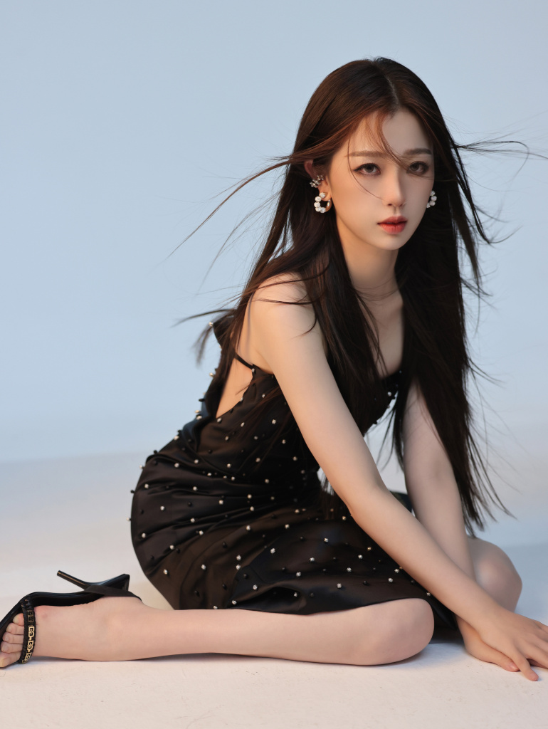 虞书欣穿黑色抹胸裙大秀美腿 直角肩雪白身材优越_高清图集_新浪网