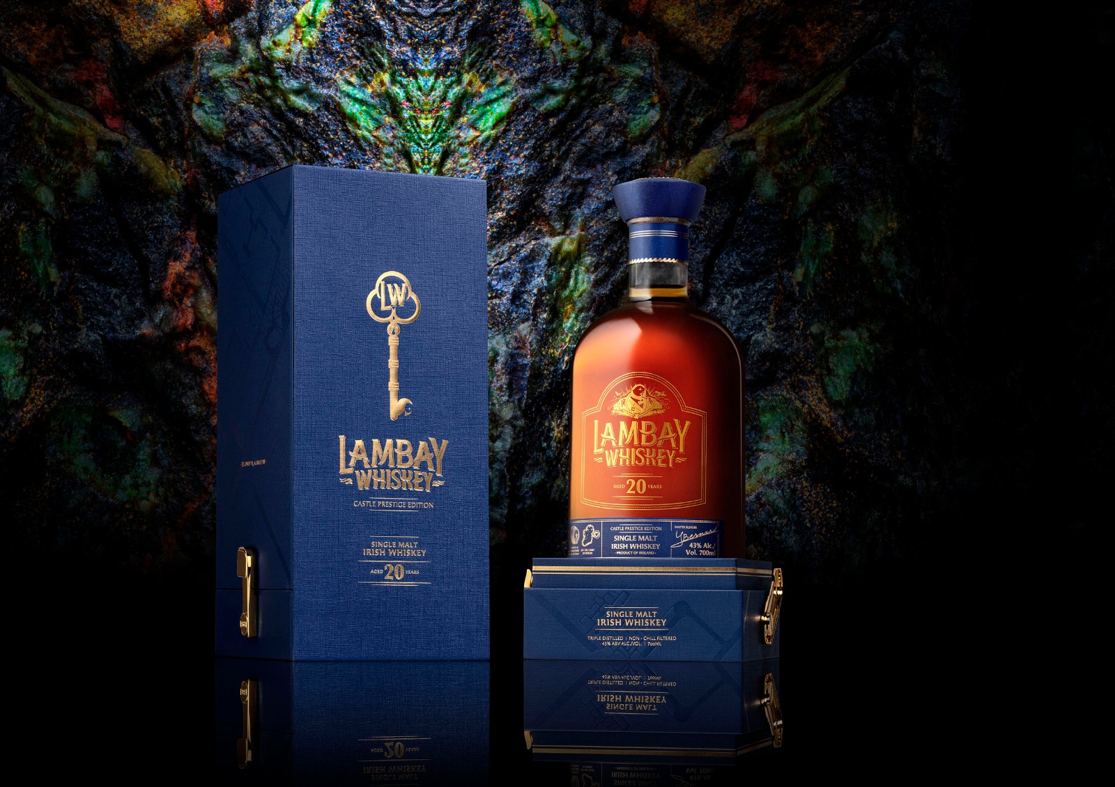 【图注:全球限量发布的蓝嵌20年单一麦芽爱尔兰威士忌】