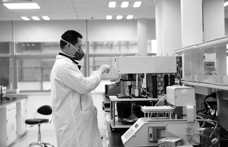 科研人员正在实验室中做研发工作.本报记者 和冠欣 摄