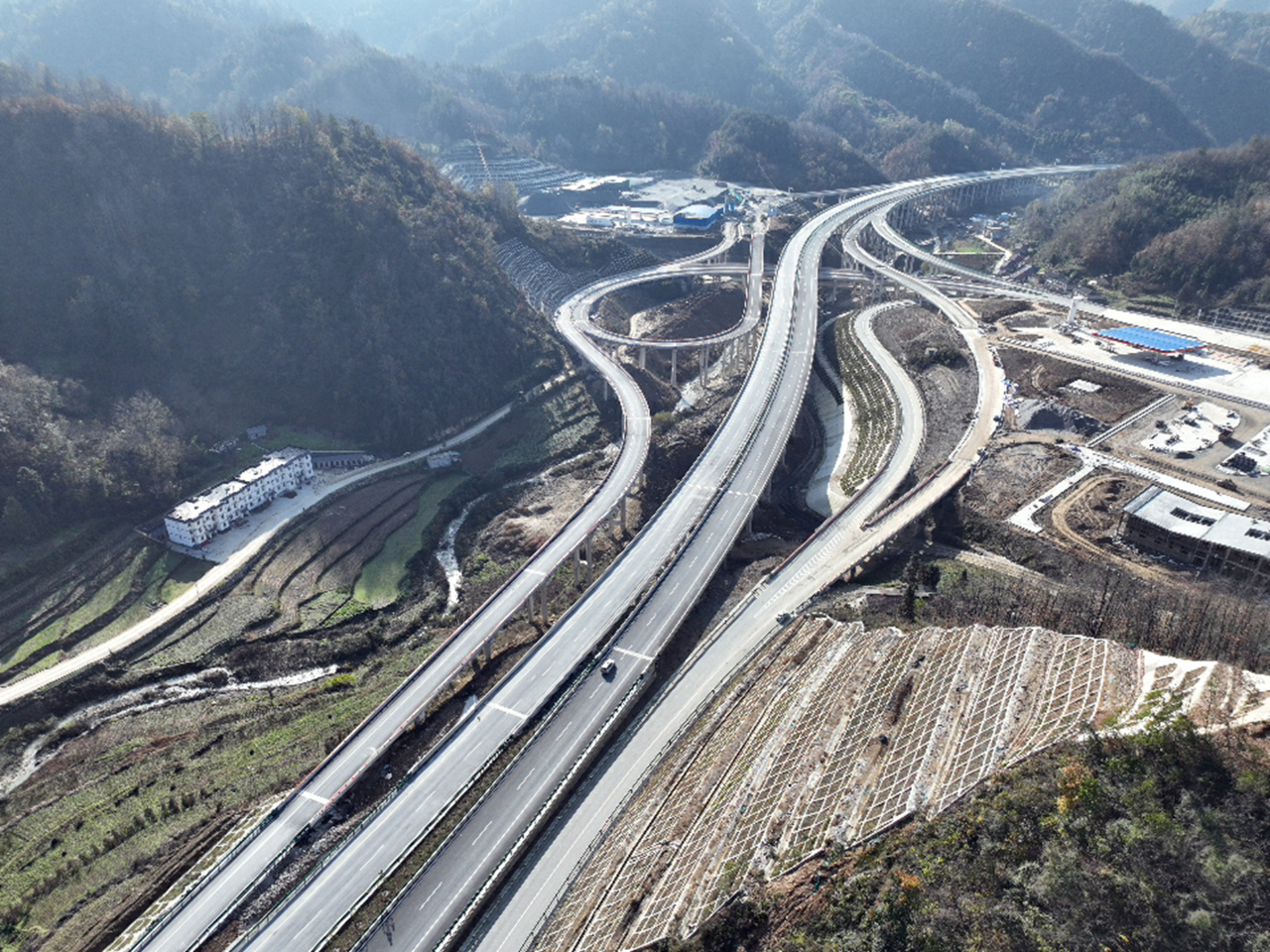 湖北建设宁石高速通车