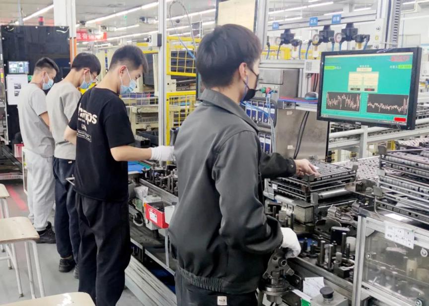 尼得科净化车间组装线的工人紧张忙碌着.
