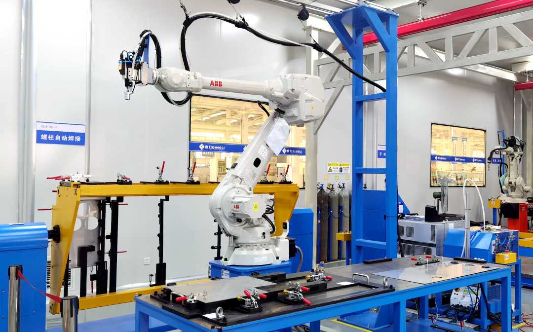 鼎力电气生产车间全自动机器人正在进行螺柱焊接.刘天鹏&nbsp; 摄