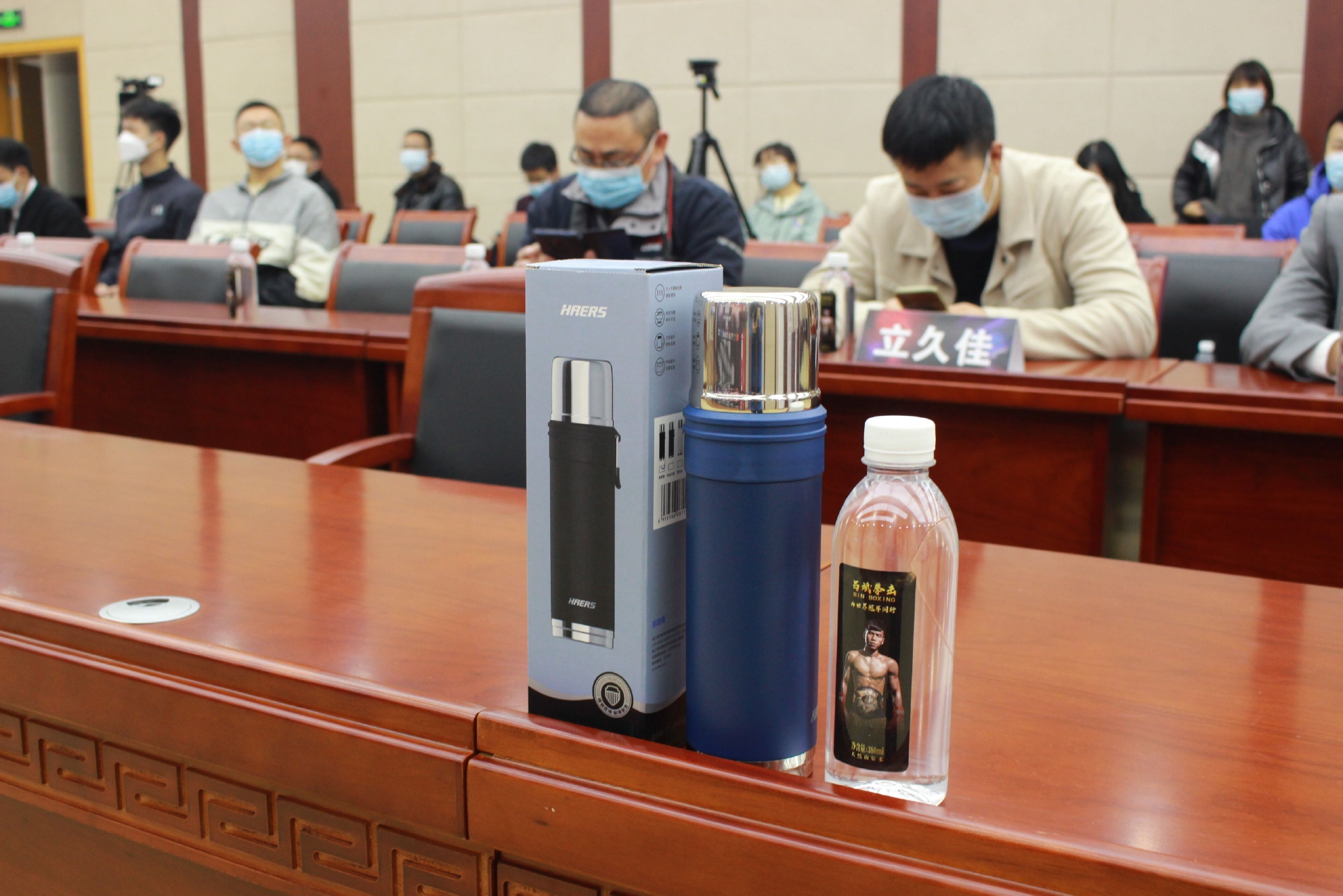 有人说拳击是勇敢者的游戏，作为赛事总冠名商，拳击运动永不放弃、勇往直前的精神展现与哈尔斯的品牌定位十分契合。