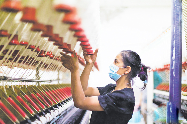 新疆喀什:纺织服装产业集聚带动就业_手机新浪网