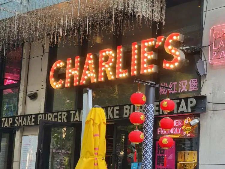 CHARLIE’S粉红汉堡目前在上海已有10家门店。/记者摄图