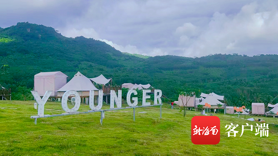 白色的帐篷错落在山坡绿地，雾气缭绕的群山则是极乐净土帐篷营地最美的背景。拍客 少禾 摄