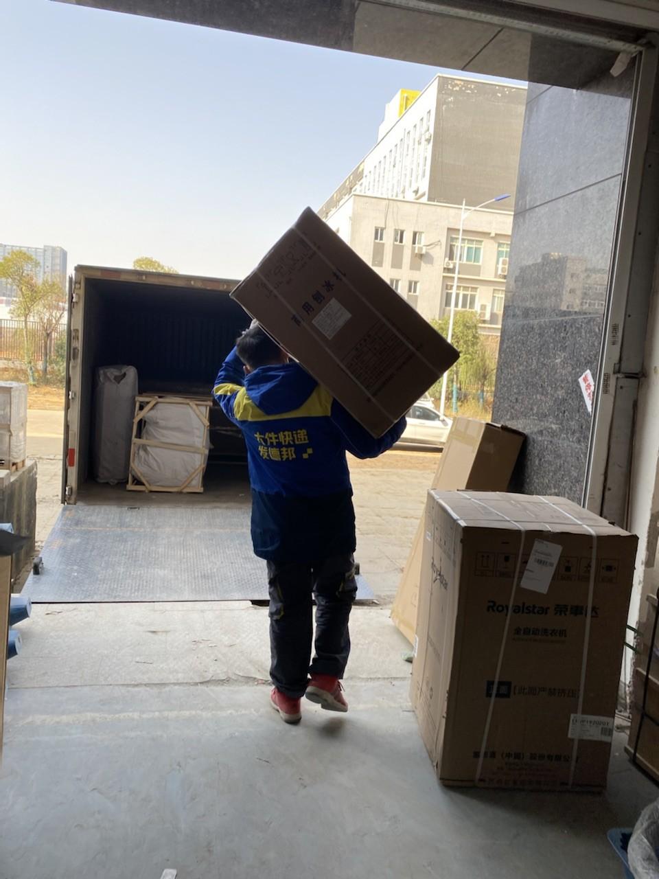 90后德邦快递员杨凯:扎根家乡小镇 勇挑时代重任