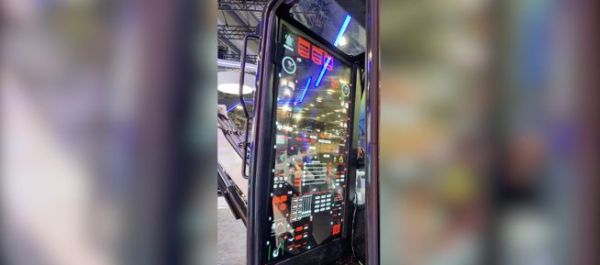 　　履带式装载机车窗