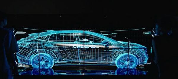 　　日本汽车展厅中的透明OLED