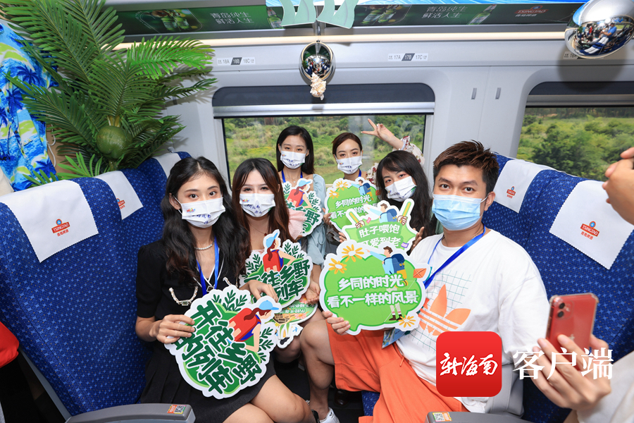 达人打卡“开往乡野的列车”。拍客 郭懿飞 摄