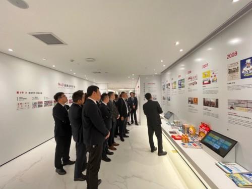 　　福庆团队受邀参观华与华展厅