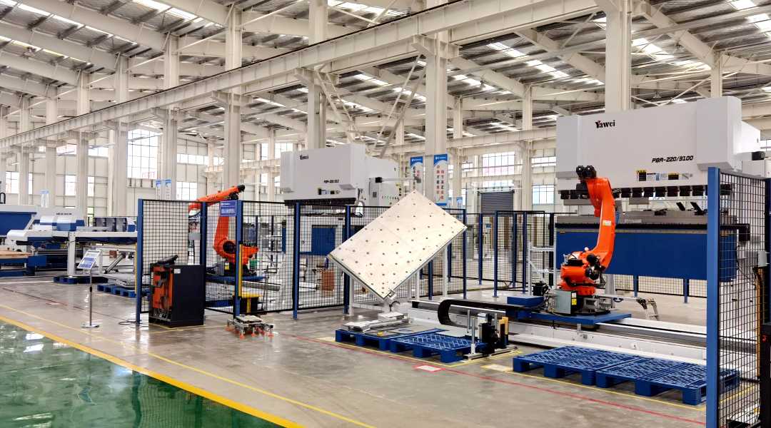 鼎力电气生产车间机器人正在冲压电力装备零部件.刘天鹏&nbsp; 摄