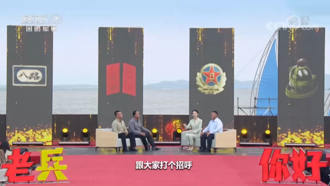 　　张培俭及同事接受采访