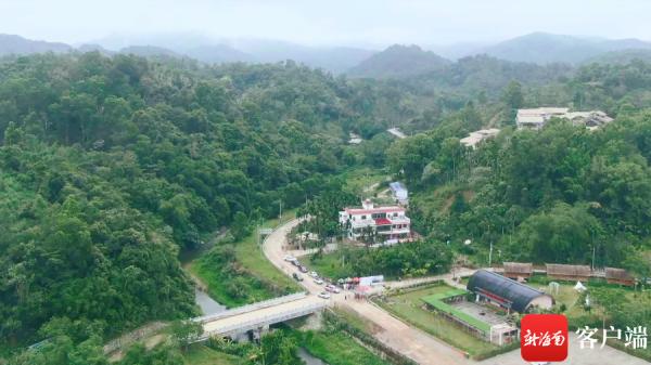 　　五指山毛纳村，以青山作景，与绿水为伴。拍客周密摄