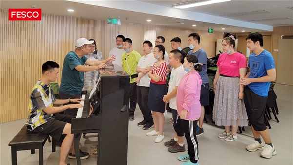 　　FESCO残疾人帮扶性就业基地合唱队学员日常训练