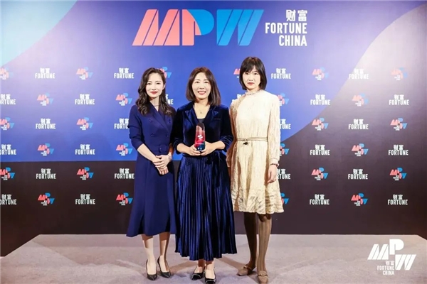 　　▲居中为云砺联合创始人、执行董事 罗兰