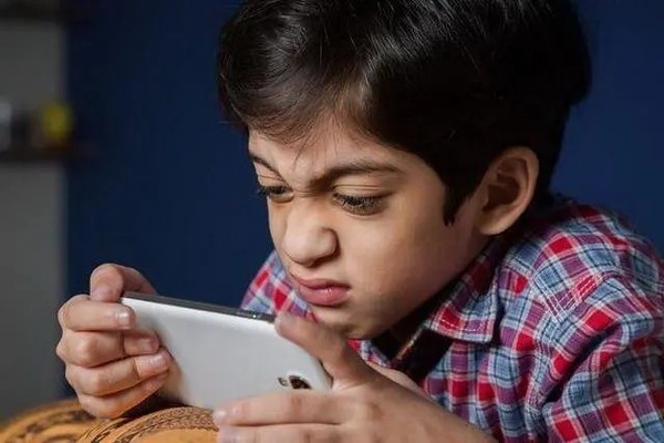 专家:不宜常用手机 平板安抚孩子 长期会导致情绪失调