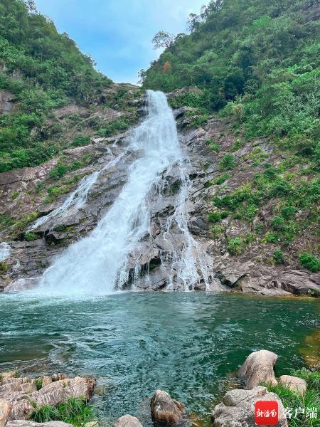 　　如丝绸散落山间的陵水大里瀑布。拍客日尧摄