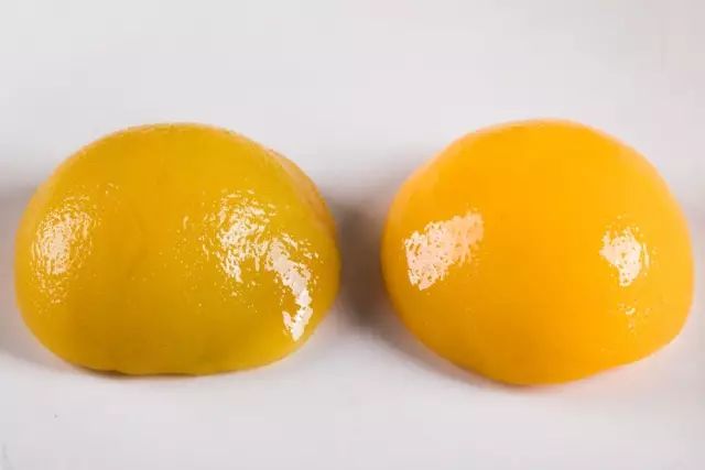 图中左侧为普通黄桃罐头，右侧为本款黄桃罐头 