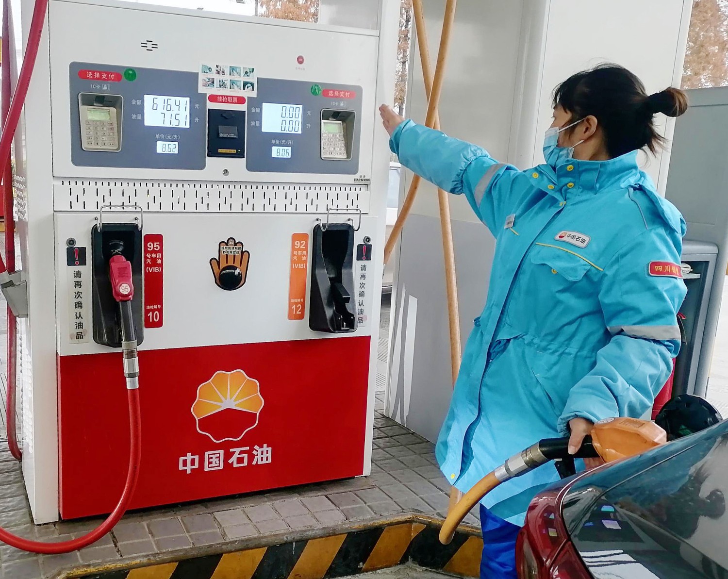 川内各中国石油加油站均已置换国六b标准车用汽油. 何鹏摄