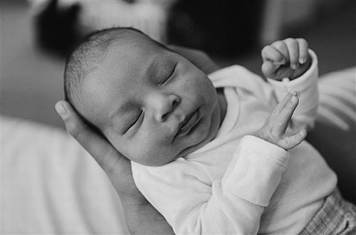 新生儿：英美筛查20万新生儿致病基因