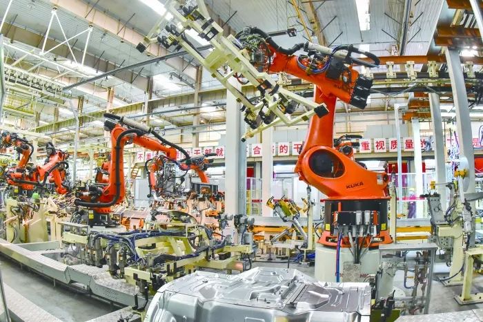 机械手在山东省青州市一家汽车制造企业车间内装配生产 新华社 图