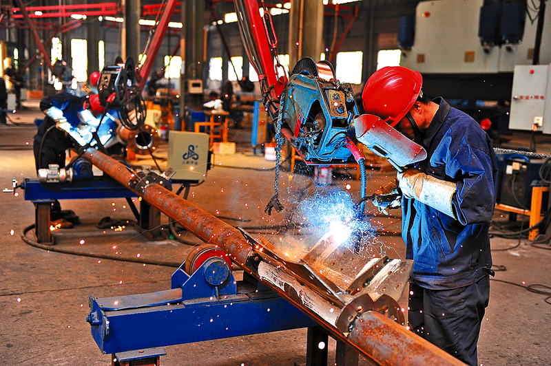 车间加班加点忙生产.许静摄