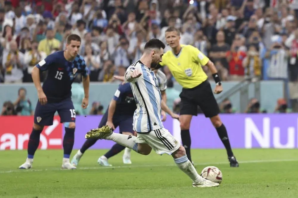阿根廷队球员梅西（前）在比赛中主罚点球得分。新华社记者 徐子鉴 摄
