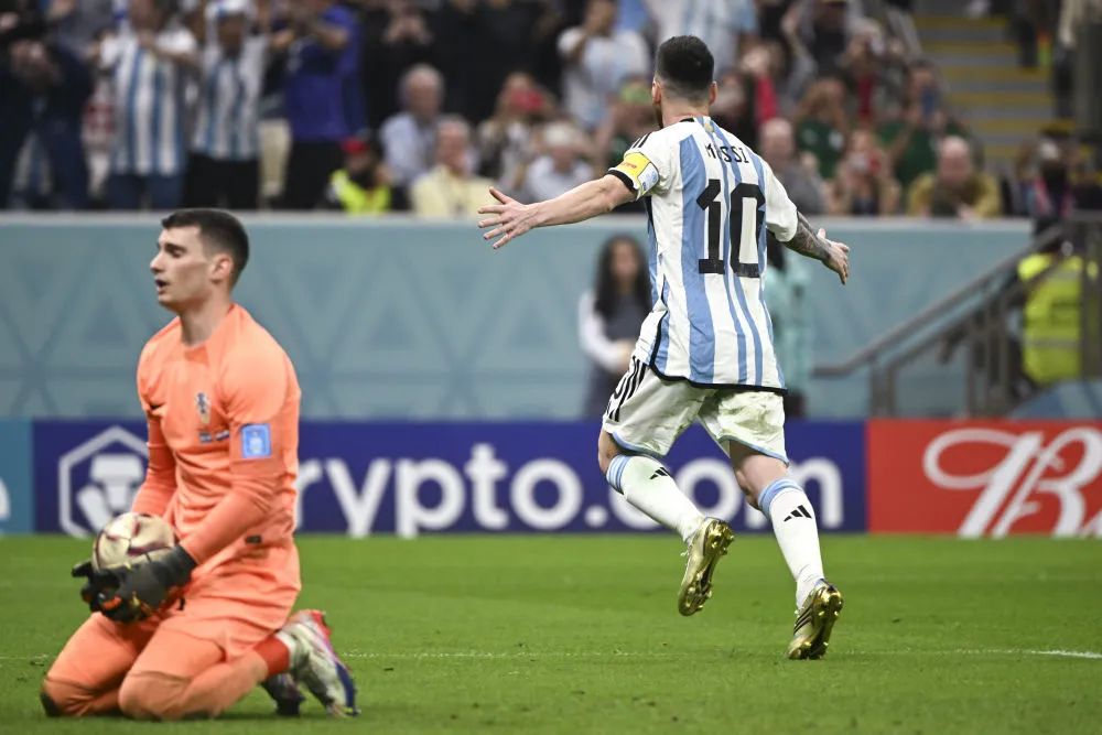 阿根廷队球员梅西（右）在比赛中主罚点球得分后庆祝。新华社记者 李尕 摄