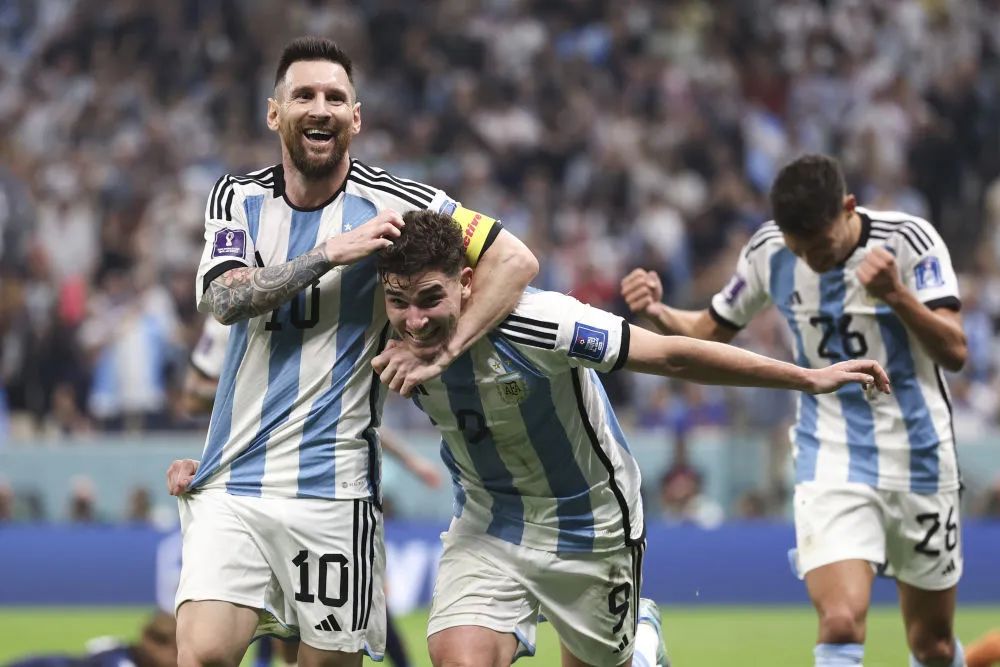 阿根廷队球员阿尔瓦雷斯（前右）在比赛中进球后与队友梅西（前左）庆祝。新华社记者 徐子鉴 摄