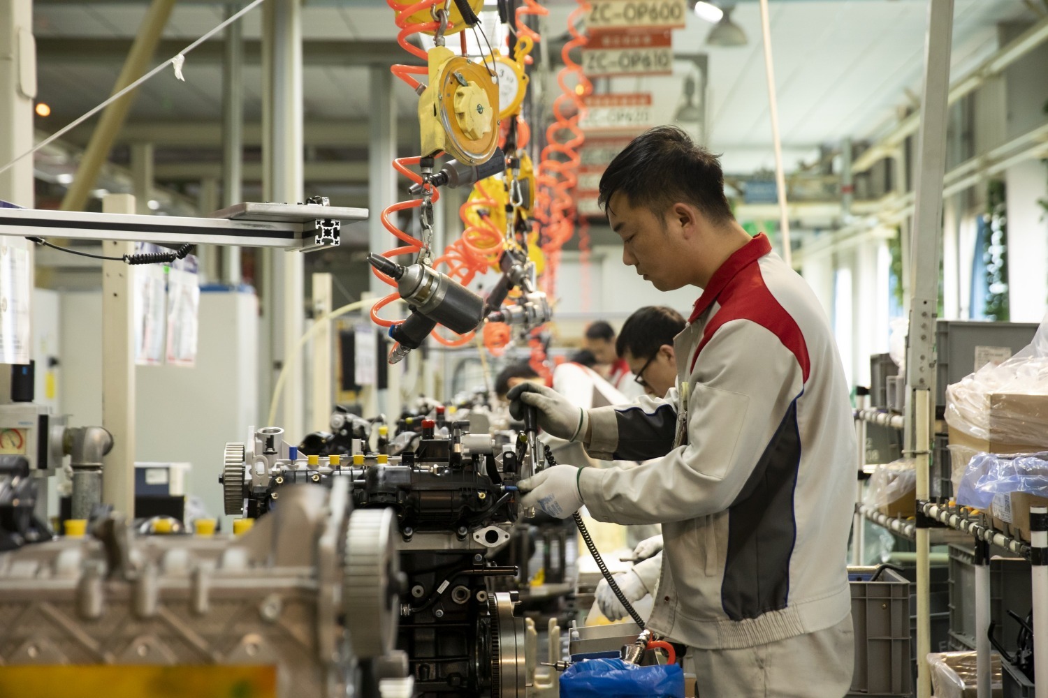 图为工人正井然有序地组装发动机.12月13日,在长城汽车(24.770,-0.