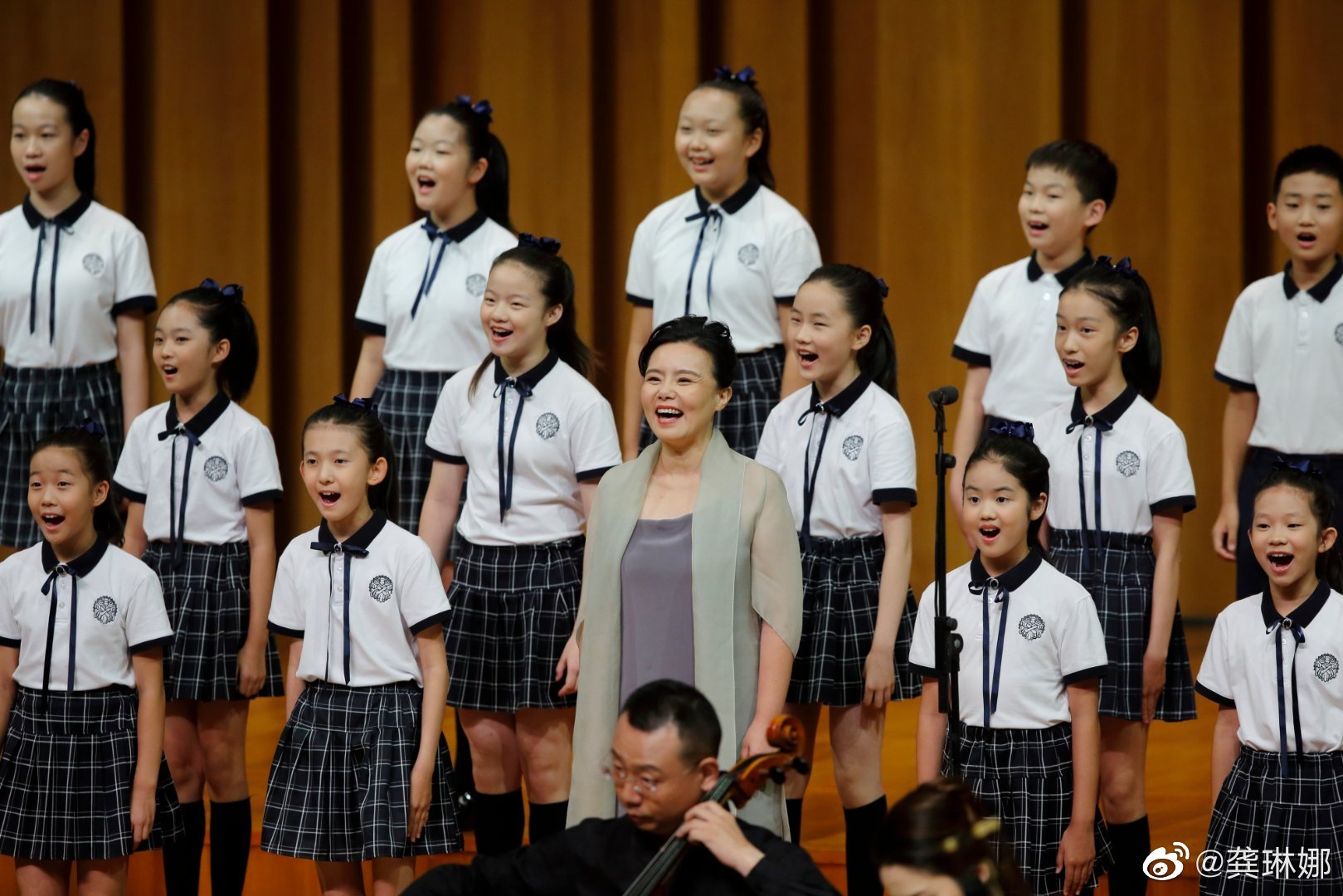 国家大剧院24节气古诗词合唱音乐会上,龚琳娜与童声合唱团合作.