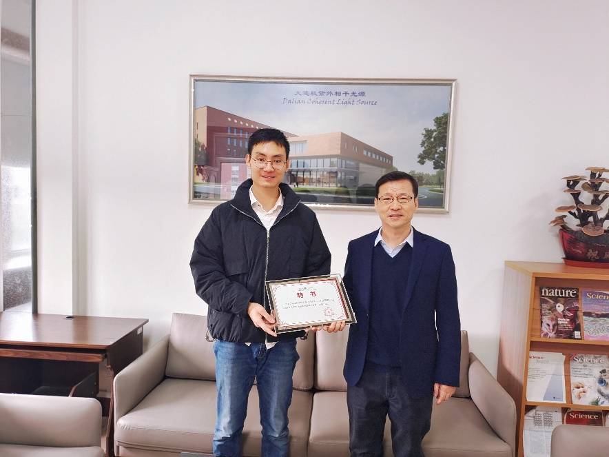 　　张东辉院士(右)受邀为大连人工智能生态创新中心指导专家