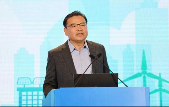 (上图:华新水泥股份有限公司总裁李叶青演讲)