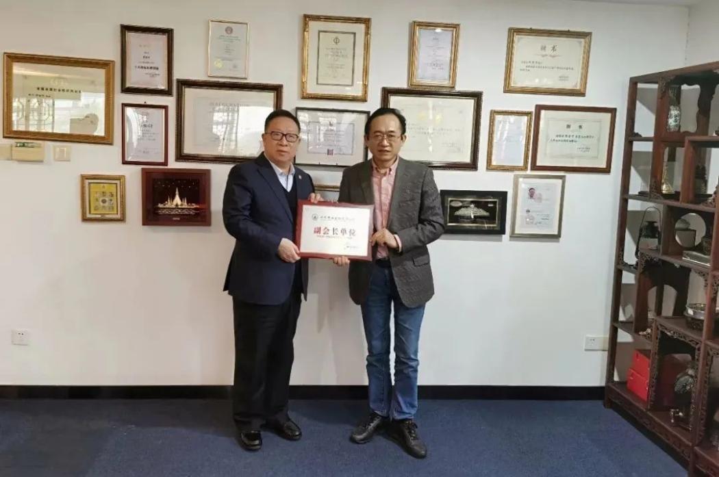 　　▲深安协创会会长杨金才为眼神科技颁发“副会长单位”荣誉证书和牌匾
