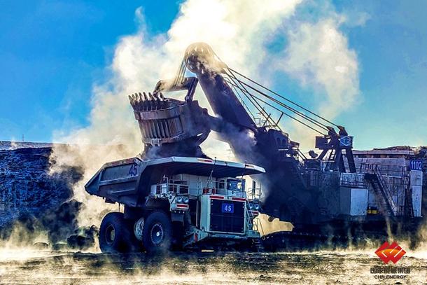 图为wk-35电铲高效采装作业