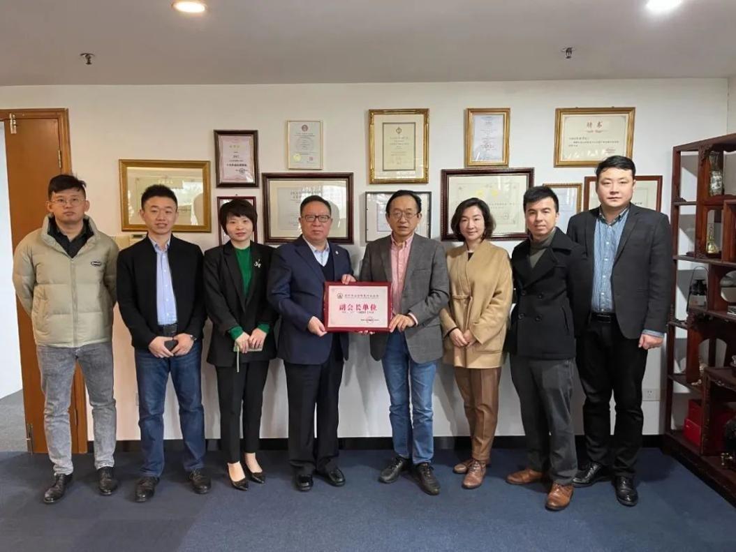 　　▲ 双方共同见证 “ 副会长单位 ” 授牌仪式