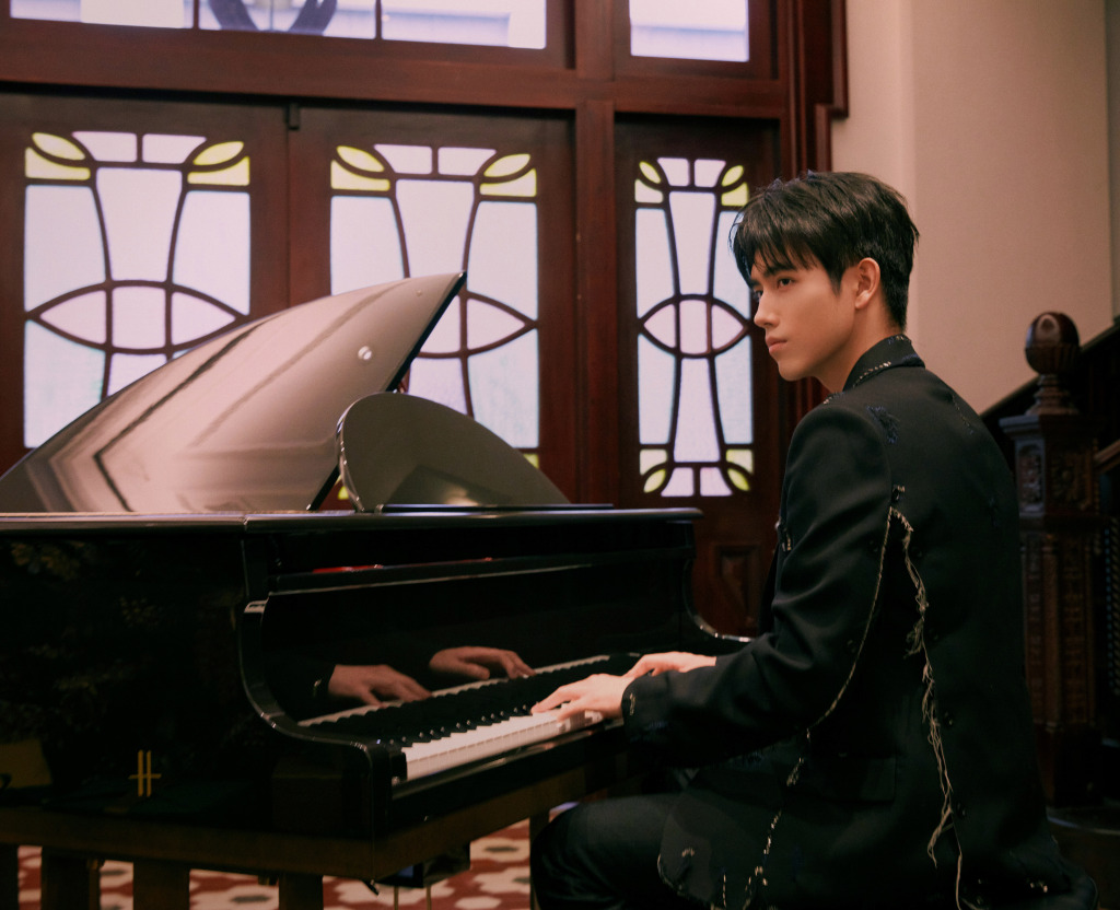 陈飞宇分享西装造型写真镜头前弹奏钢琴曲