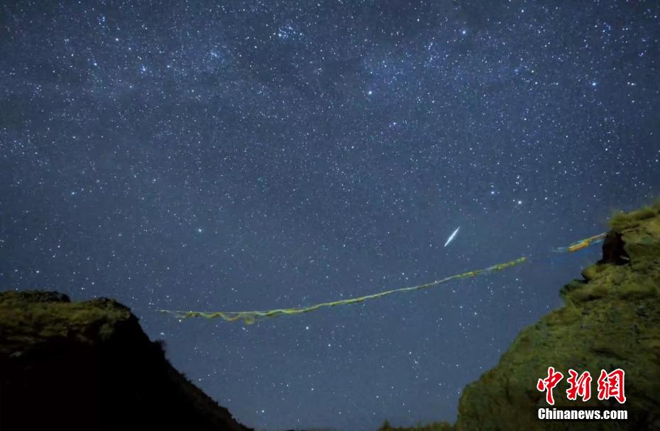 图为流星从空中划过.都兰县融媒体中心供图图为垭口上空的银河.