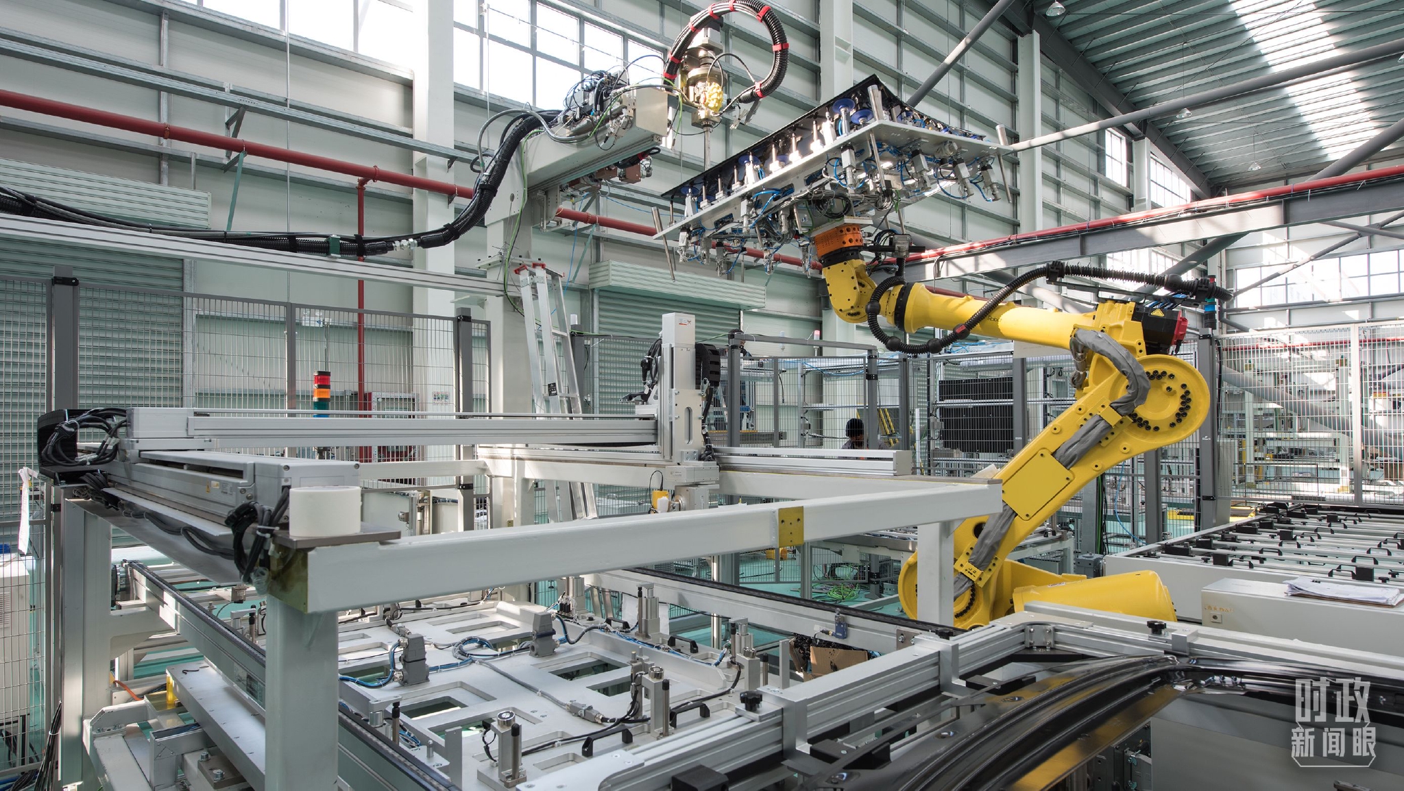 △上海的现代工业4.0工业机器人手臂胶机生产线。（图/视觉中国）