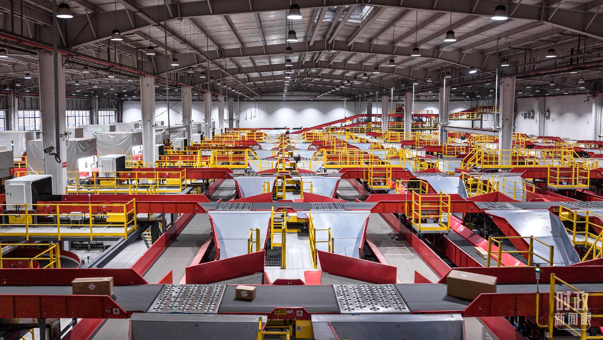 △浙江金华的快递物流转运中心采用自动流水线分拣机器人。（图/视觉中国）