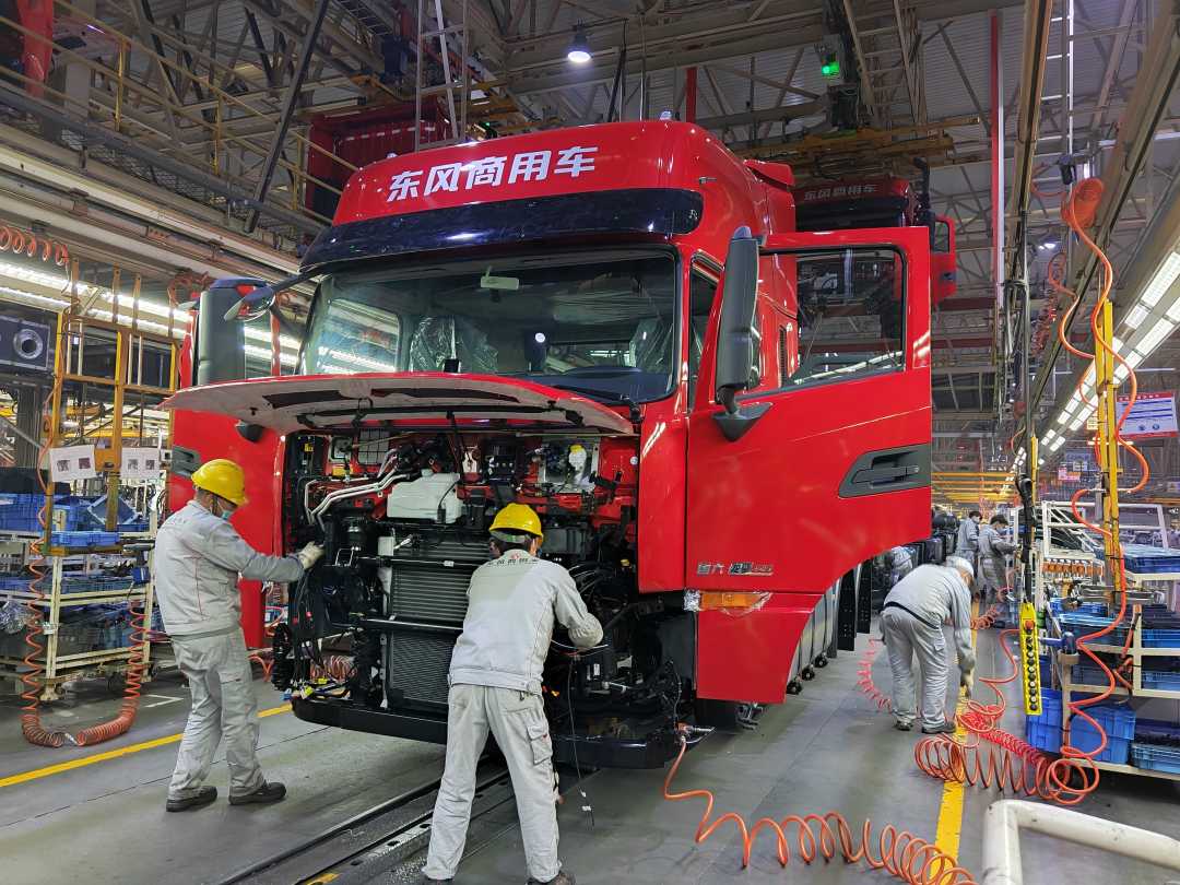在湖北十堰,东风商用车公司正在生产卡车.经济日报记者 柳洁摄