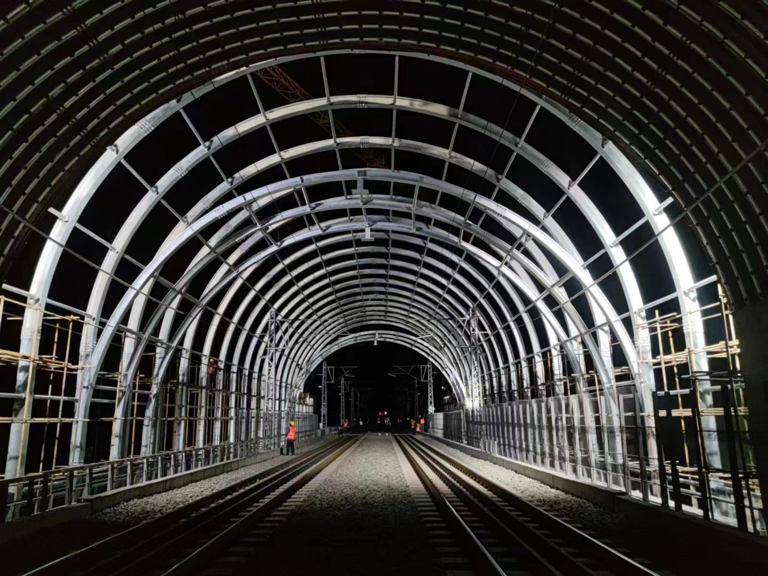 范家坪隧道柔性钢棚洞钢拱架吊装完毕