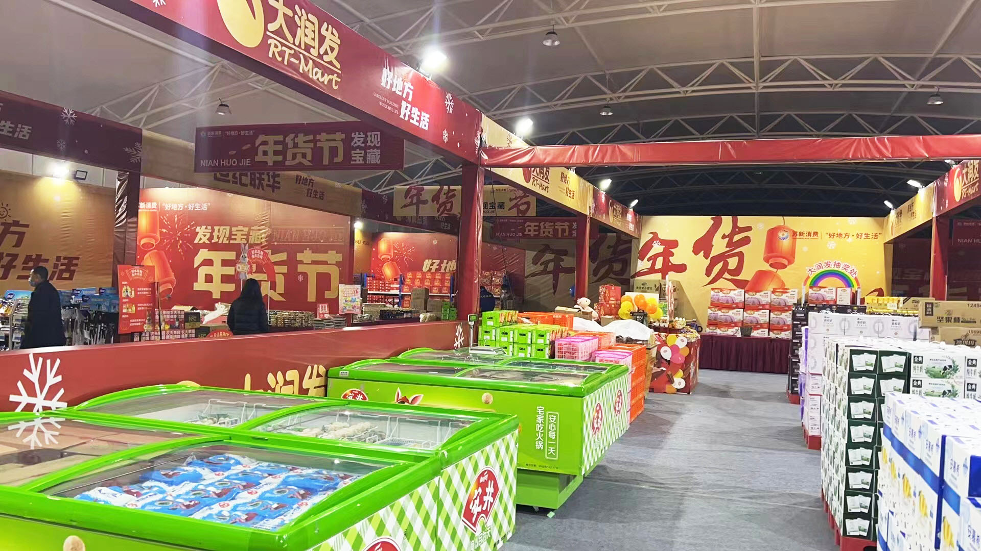 现场展位今天,扬州"发现宝藏"年货展销节正式开幕.